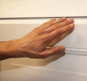 vinger tussen garagedeur